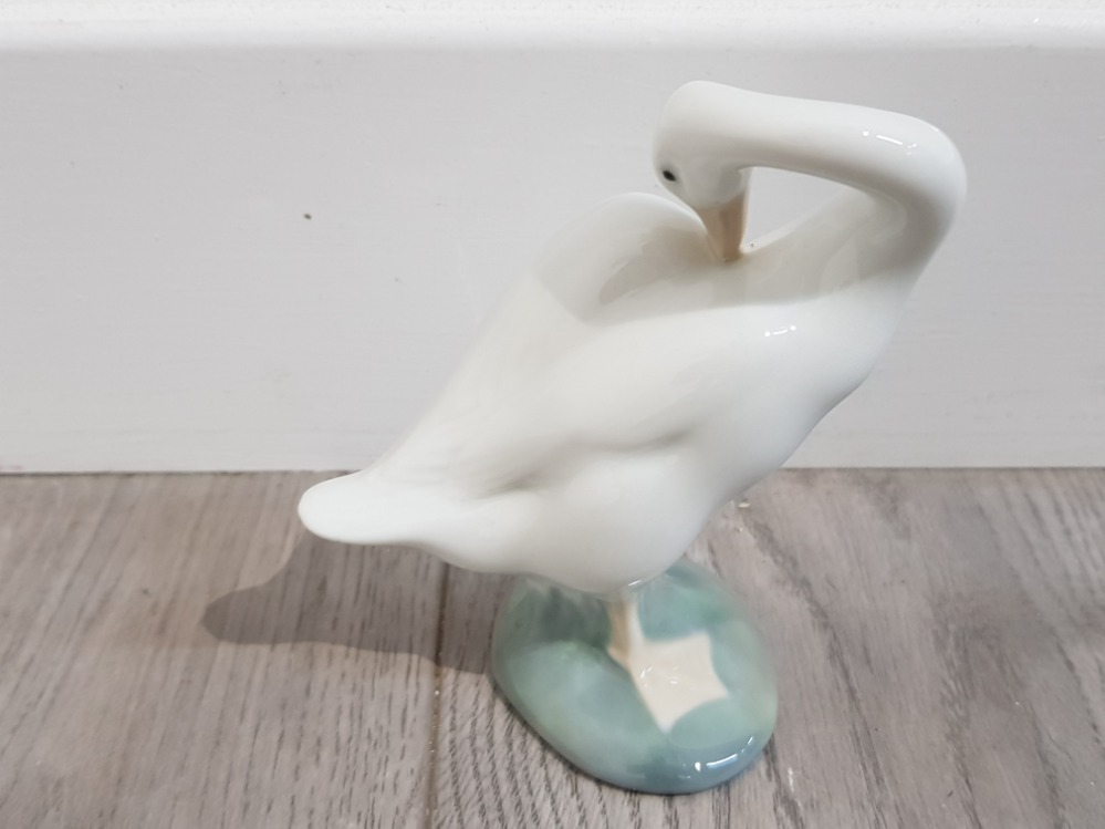 Small lladro swan figure 10 cm high - Bild 2 aus 4