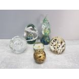 Nice collection of 6 paperweights to include isle of wight mdina etc