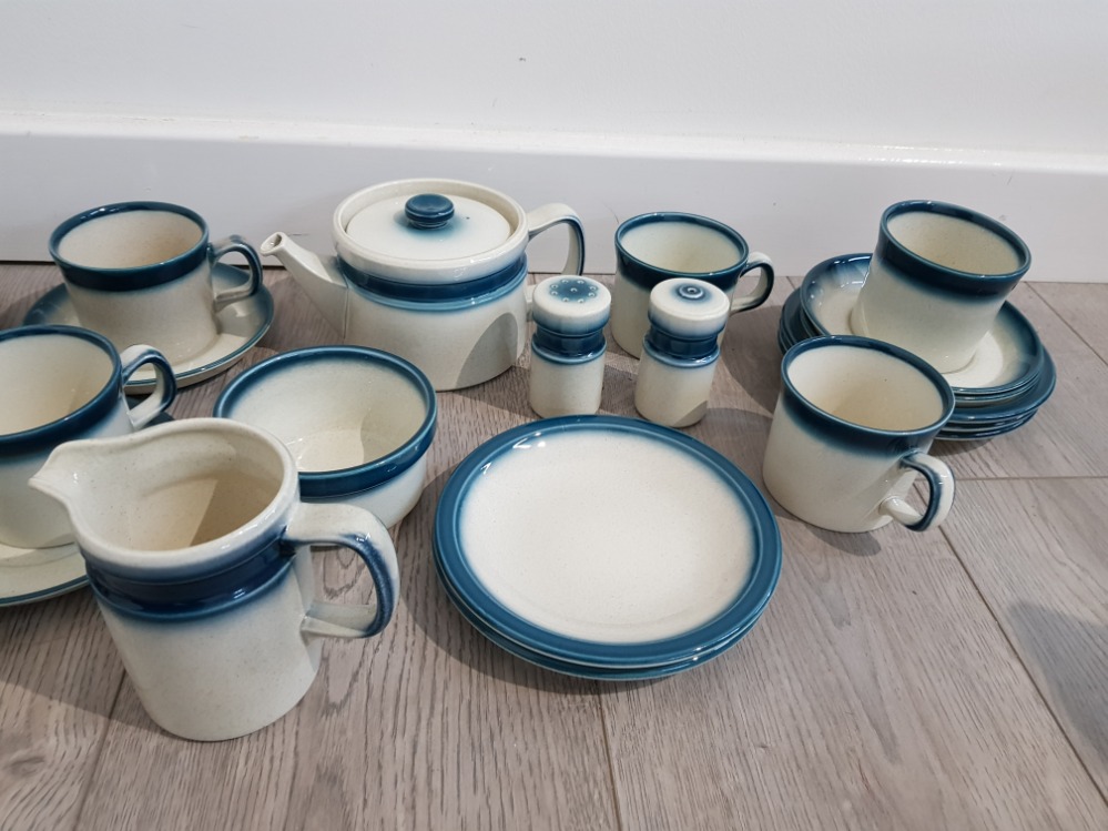 33 piece wedgwood blue Pacific pottery including tea pot, coffee pot and saucers etc - Bild 3 aus 6