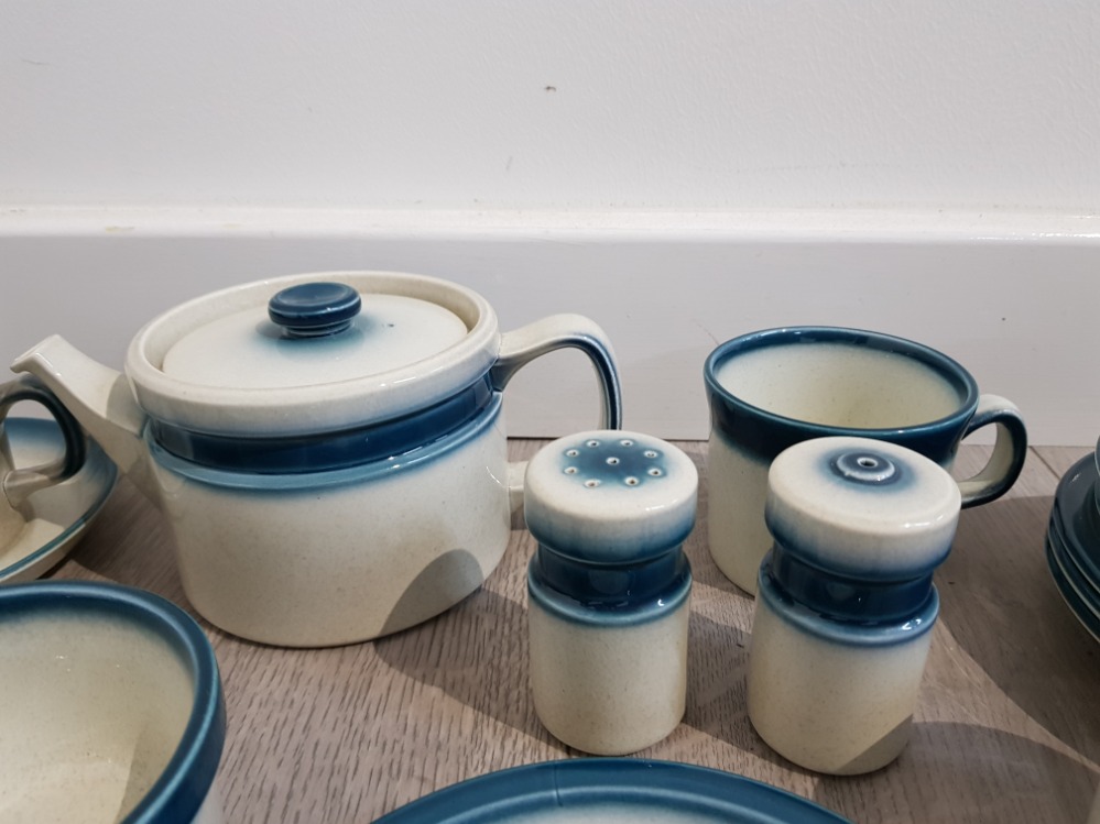 33 piece wedgwood blue Pacific pottery including tea pot, coffee pot and saucers etc - Bild 4 aus 6