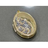 9ct gold oval locket pendant with honeycomb design with white gold scroll 2.4g