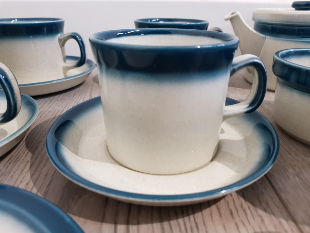 33 piece wedgwood blue Pacific pottery including tea pot, coffee pot and saucers etc - Bild 5 aus 6