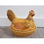 Sadler ceramic hen lidded egg holder