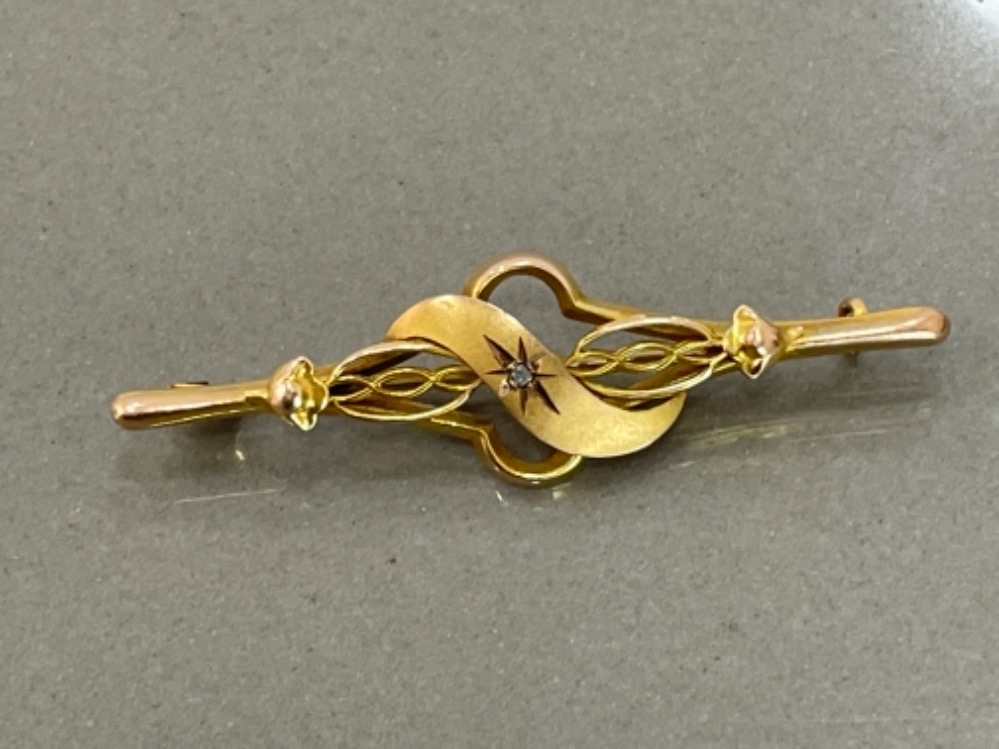 Ladies 9ct gold ornate brooch set with round cut diamond 2.2g