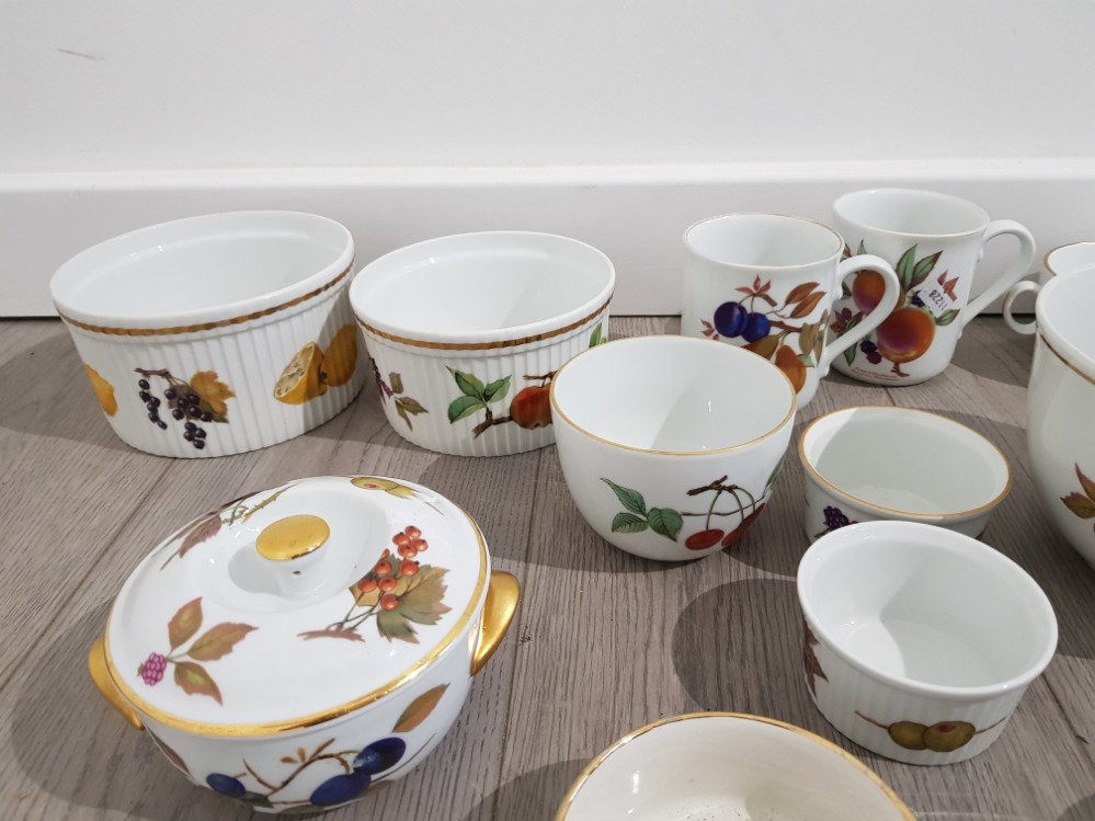 Large collection of Royal worcester evesham porcelain includes tea pot, milk jug, lidded pot and - Bild 3 aus 5