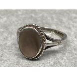 Silver oval mother of pearl set ring 2.2g size n