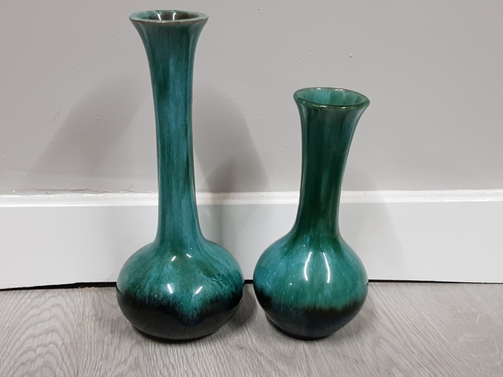 2 vintage canadian blue mountain pottery vases height 26cm and 20cm