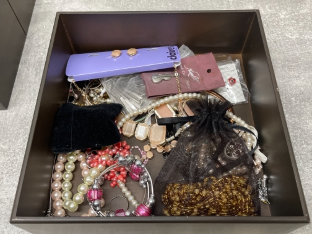 Brown box containing costume jewellery - Bild 2 aus 3