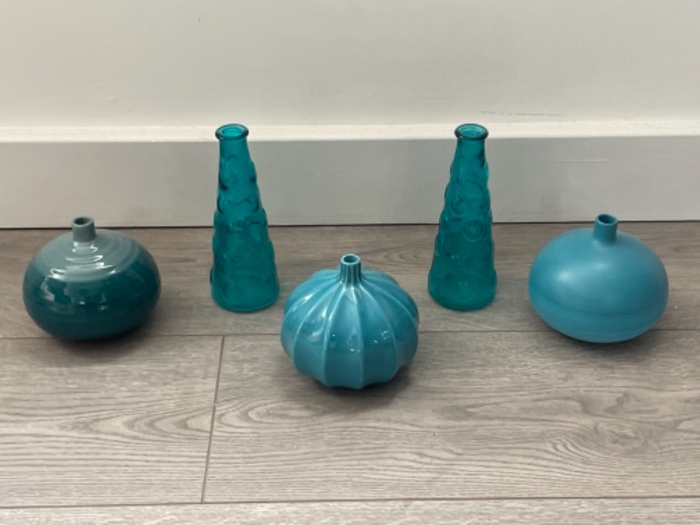 5 small bud vases