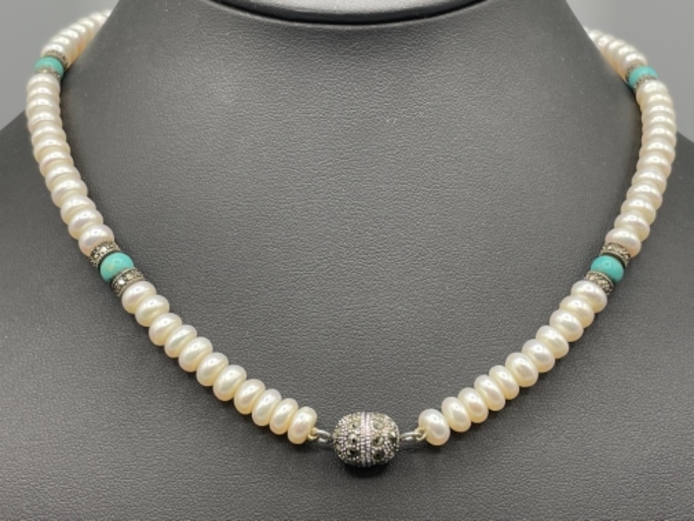 Pearl necklace set with 6 turquoise beads and marquisette fastening