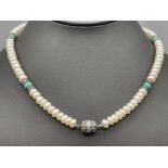 Pearl necklace set with 6 turquoise beads and marquisette fastening