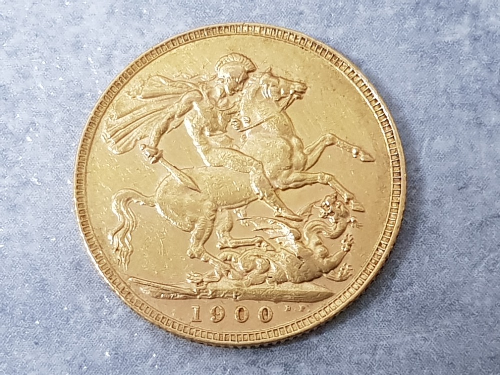 22ct gold 1900 full sovereign coin, mint mark Perth, old head