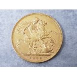 22ct gold 1900 full sovereign coin, mint mark Perth, old head