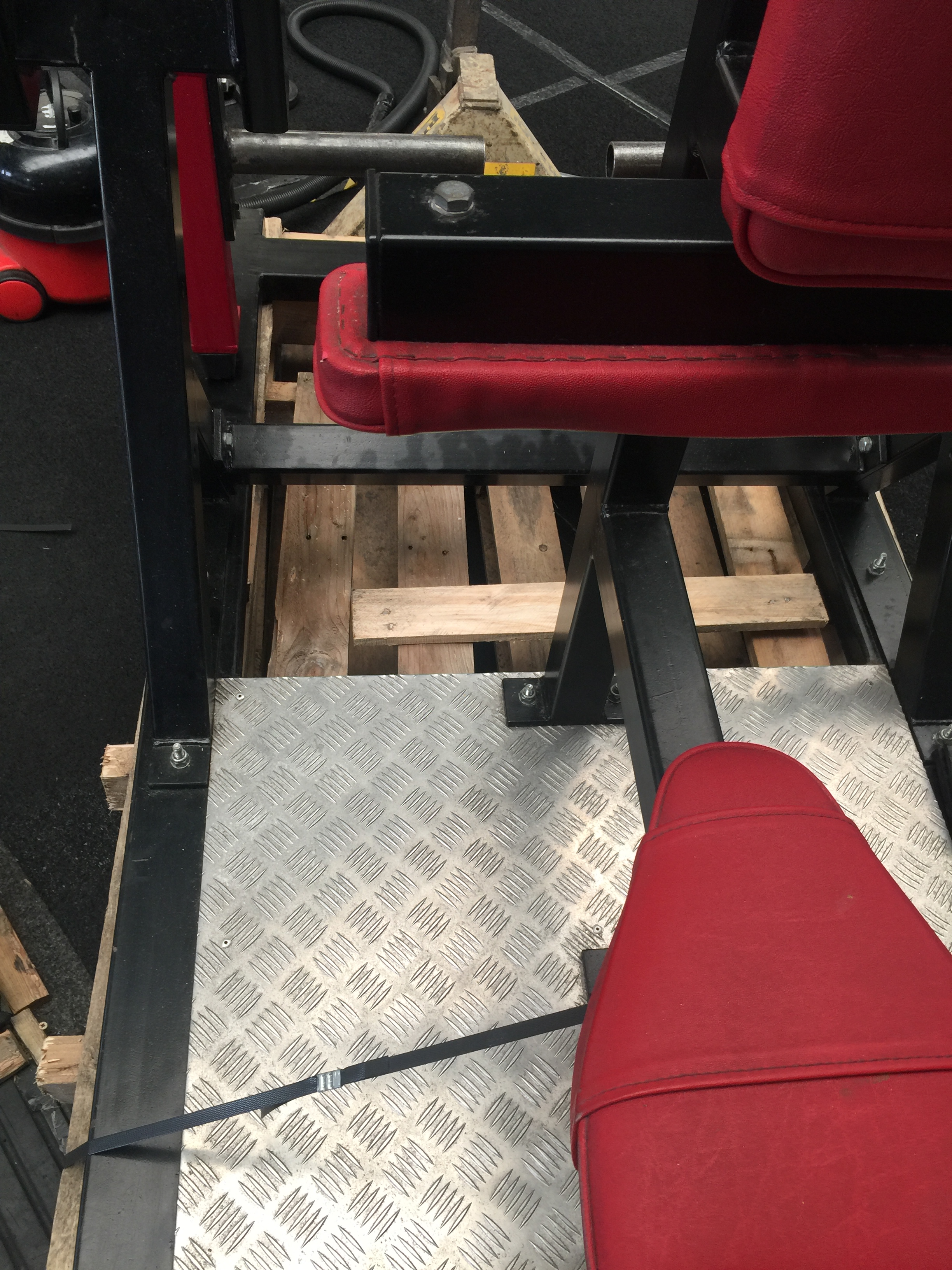 Dips machine plate loaded hammer station