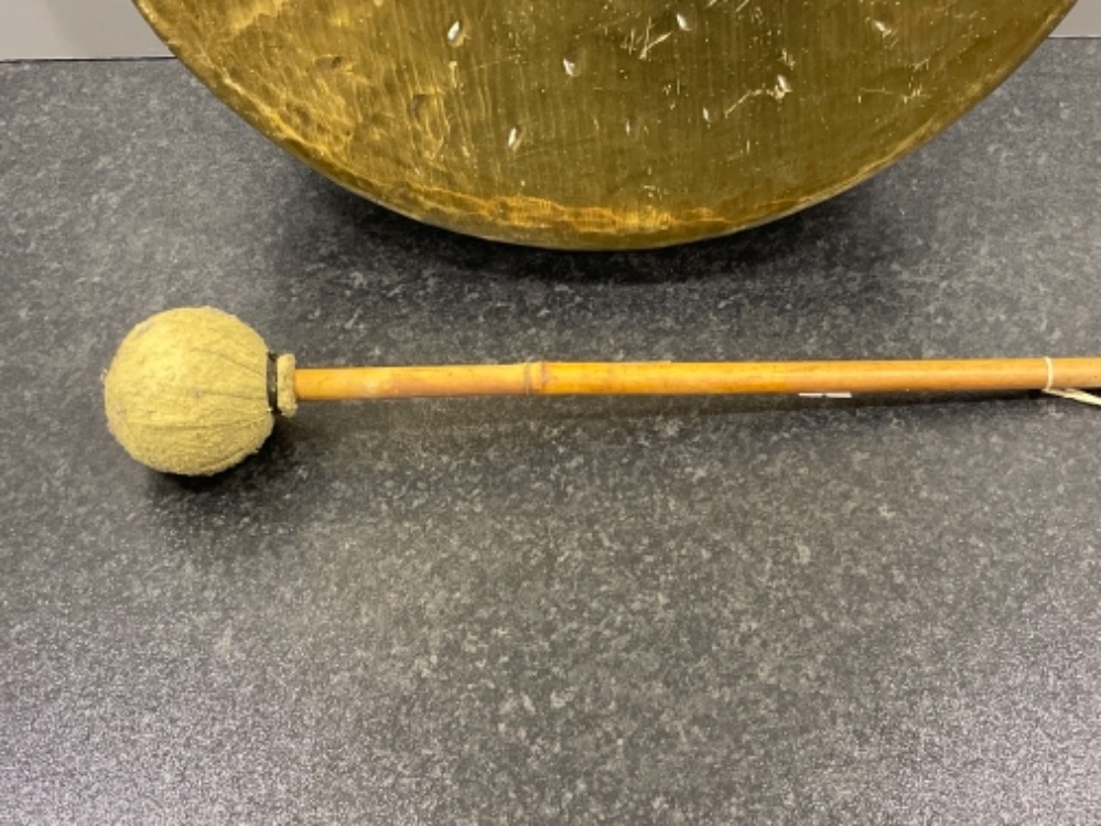 Large brass Chinese Gong and mallet 40cms - Image 3 of 3