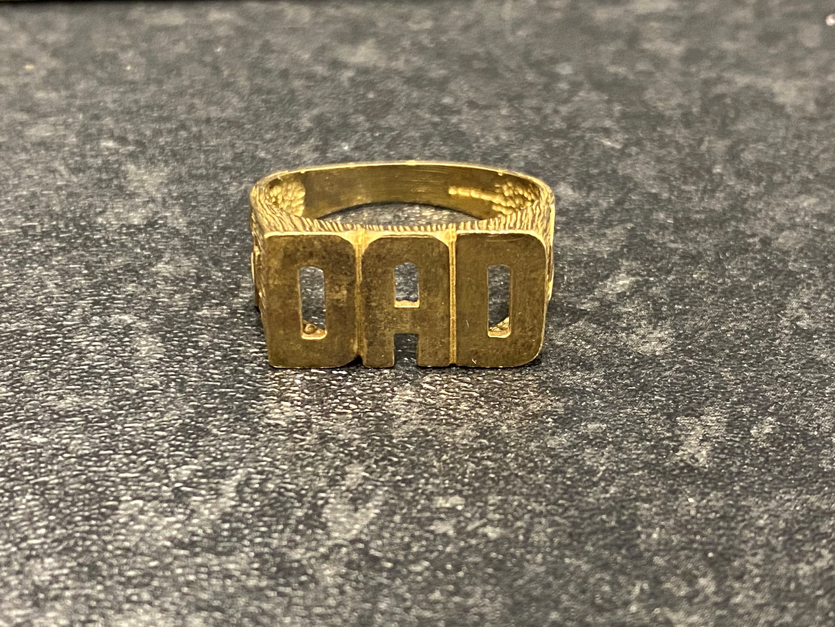 9ct gold Dad ring 5.9g - Image 2 of 3