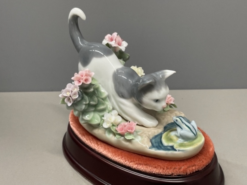 Lladro 1442 Cat with frog in great condition and original box - Image 2 of 3