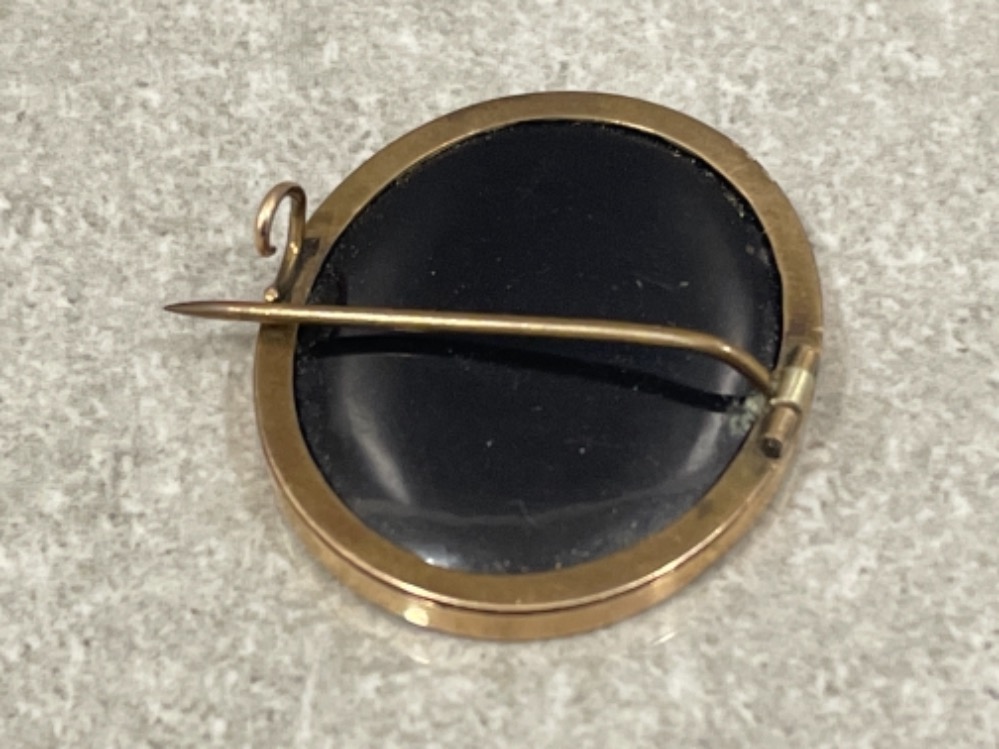 Oval Victorian gold brooch set with Petra dura inlaid hard stone - Image 3 of 3