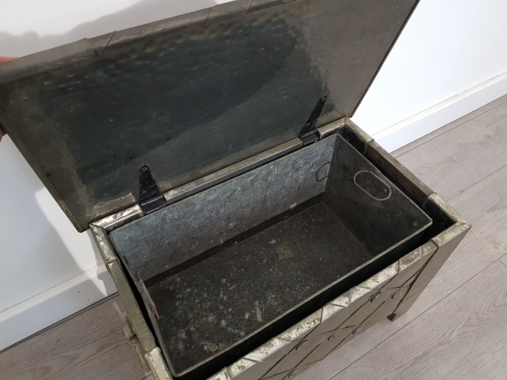 Brass plated coal box with insert and fleur de lis handles - Bild 3 aus 4