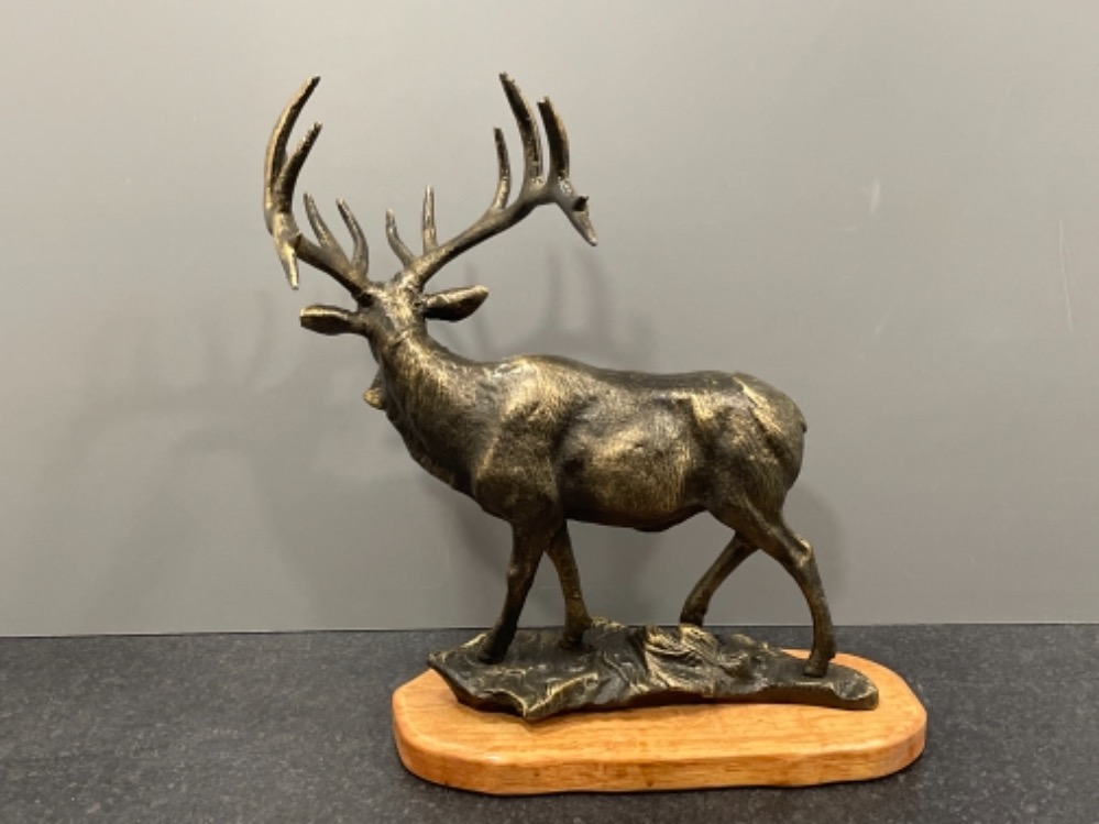 Huge bronze effect Stag figure on plinth 47cm x 40cms - Bild 2 aus 3