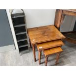 Nest of 3 tables and small shelves