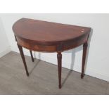 Mahogany half moon turn over top table, when extended 92x94cm, when closed 46x94cm