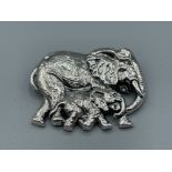 Silver mother elephant and calf brooch 13.3g
