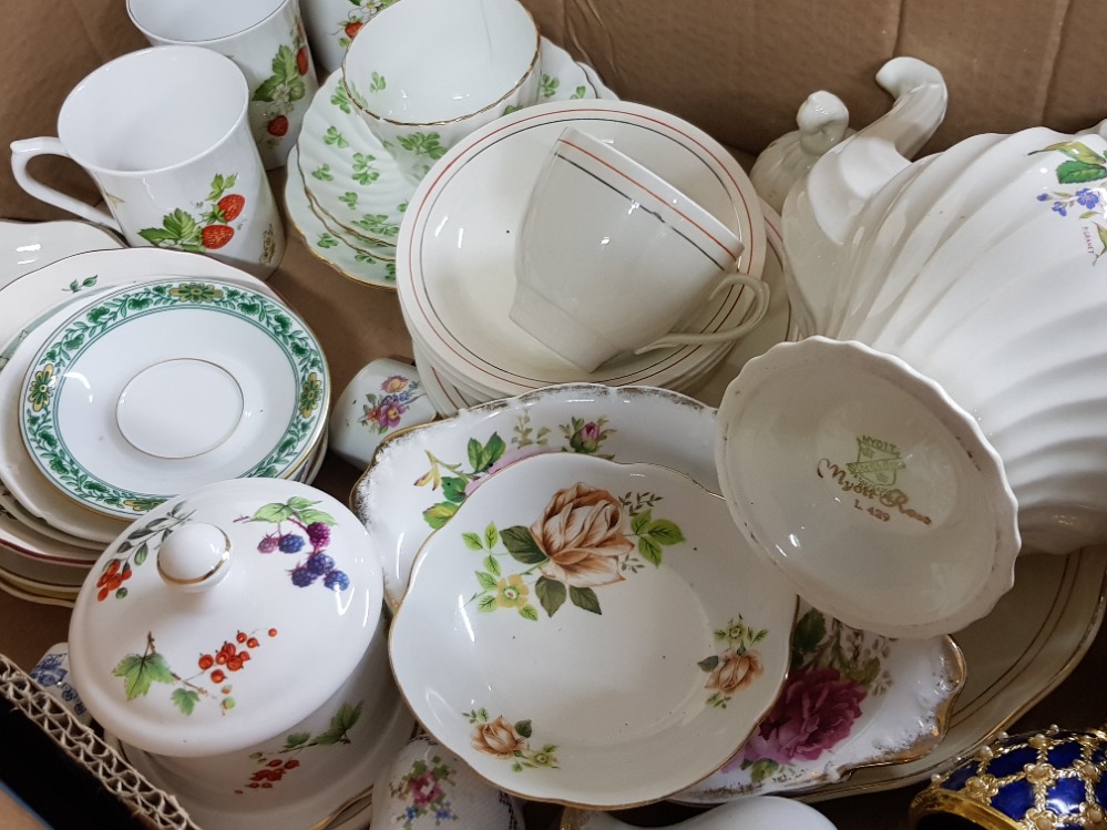2 boxes of part China teasets includes crown Ming, Aynsley green clover cup and saucer set - Image 2 of 2