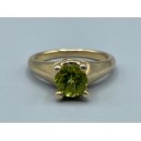 9ct gold green stone ring 4.23g size N1/2