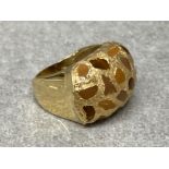 Large 18ct gold ring with textured fancy pattern features size V 10g