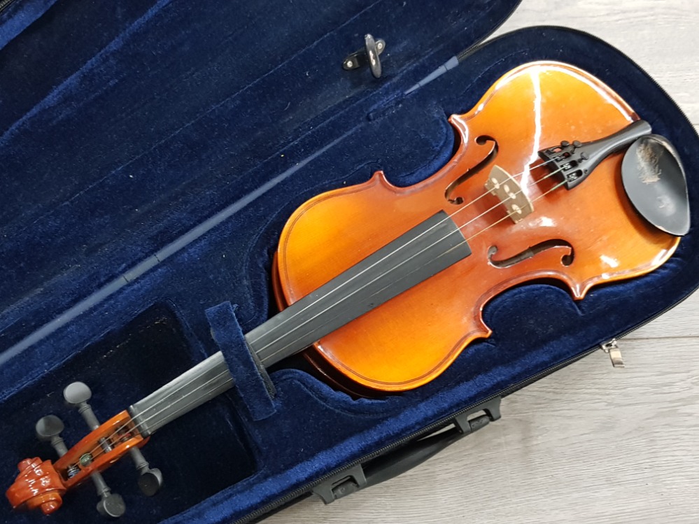 A good quality well loved violin in carry case - Bild 2 aus 2