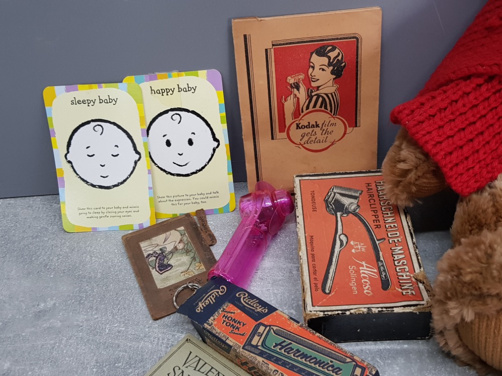 Box of assorted old memorabilia including vintage hair clippers, Honky Tonk harmonica and Teddy bear - Bild 3 aus 3