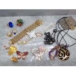 Selection of mixed costume jewellery includes enamelled butterfly brooch, dress rings etc
