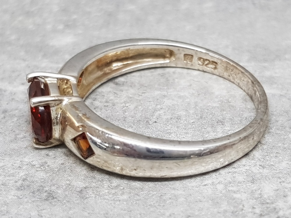 Silver and garnet 3 stone ring, 3.13g size S - Image 2 of 2