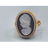 Ladies 9ct gold cameo ring. Cameo stone in centre surrounded by rope twisted edge 6.43g size L1/2