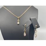 Ladies 9ct gold opal pendant and matching drop earrings