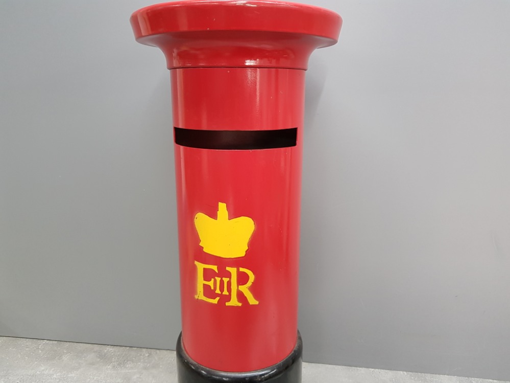 Reproduction metal red post box, with screw off lid, used for weddings and other functions for - Bild 2 aus 4