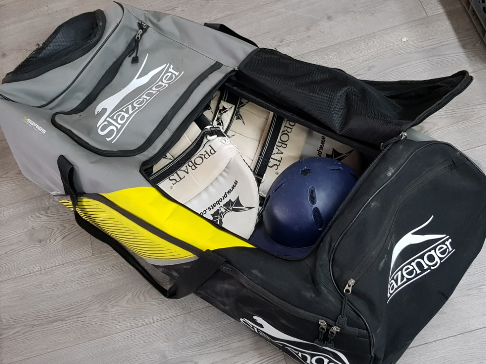 Bag of cricket gear incl protective gear, hats, pads etc plus bats