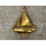 18ct gold sailing boat pendant set with sapphire cabochon 4.2g