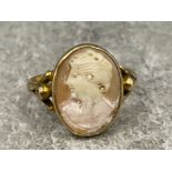 9ct gold cameo ring. 3.2g size P1/2
