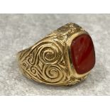 Gents 9ct gold brown stone ring with engraved pattern on shoulders. 7.4g size P
