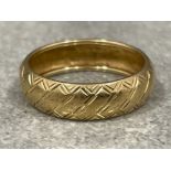 Fancy pattern 14ct gold ring. Size P 1.6g