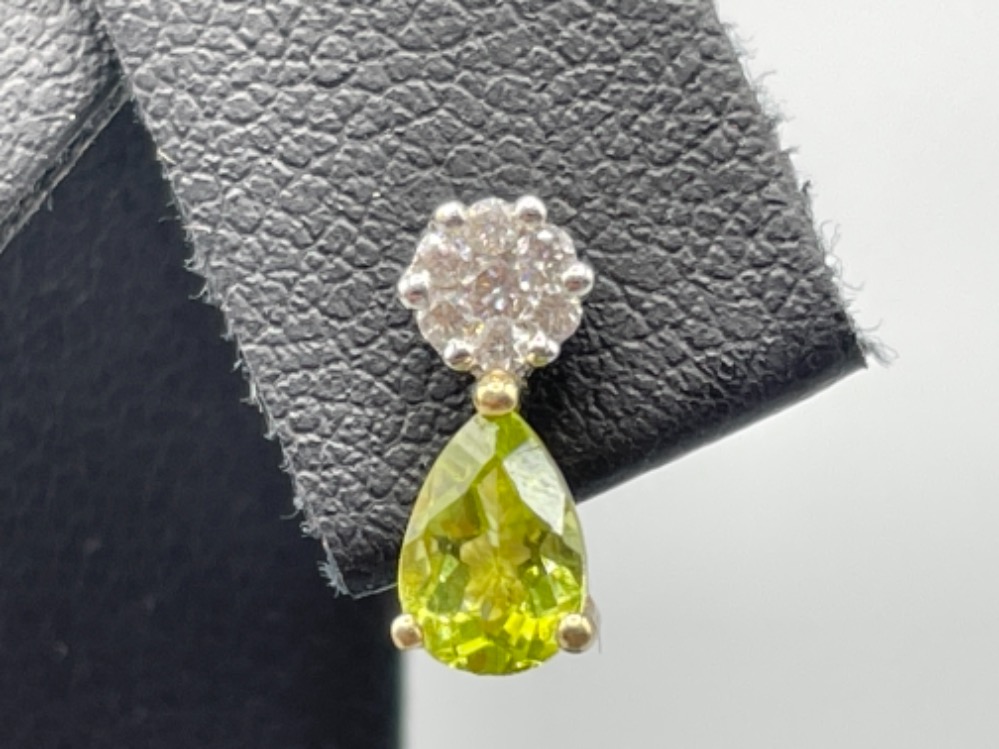 Ladies 9ct gold peridot and diamond stud earrings. Comprising of pear shaped peridot and cluster - Bild 2 aus 2