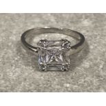 Ladies 9ct white gold stone set ring. 2.4g size Q