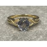 Ladies 9ct gold blue stone diamond ring, featuring a round blue stone and diamond shoulders 2.8g