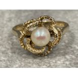 Ladies 9ct gold Pearl ring. Featuring a cultured pearl surrounded by a pitted leaf design 2.1g