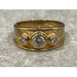 Gents 9ct gold 3 stone ring. Featuring 3 round cz stones 6.8g size R1/2