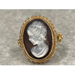 Ladies 9ct gold Cameo ring. Set with Mother of pearl back ground and roped edge. 6.5G size L