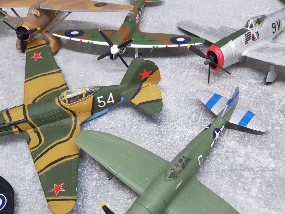 A total of 11 diecast model planes by Corgi includes the Boeing B29, p47 Thunderbolt, spitfire etc - Bild 2 aus 4