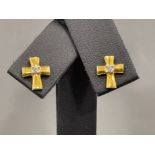 18ct gold Diamond cross stud earrings. Comprising of a Round brilliant cut diamond in each stud.